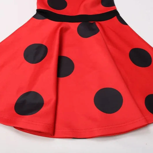 Fantasia Infantil Joaninha Vermelha com Bolinhas com vestido, bolsa e máscara, perfeita para festas infantis e brincadeiras divertidas.