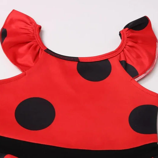 Fantasia Infantil Joaninha Vermelha com Bolinhas com vestido, bolsa e máscara, perfeita para festas infantis e brincadeiras divertidas.