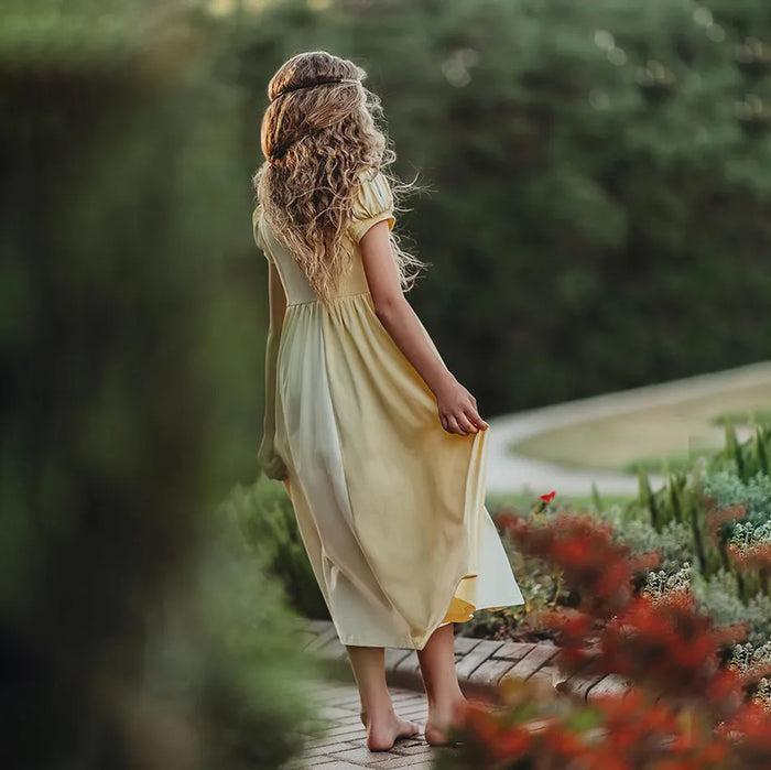 Fantasia Infantil Vestido Princesa Amarela feita em poliéster, malha e algodão, ideal para festas infantis e brincadeiras cheias de imaginação.
