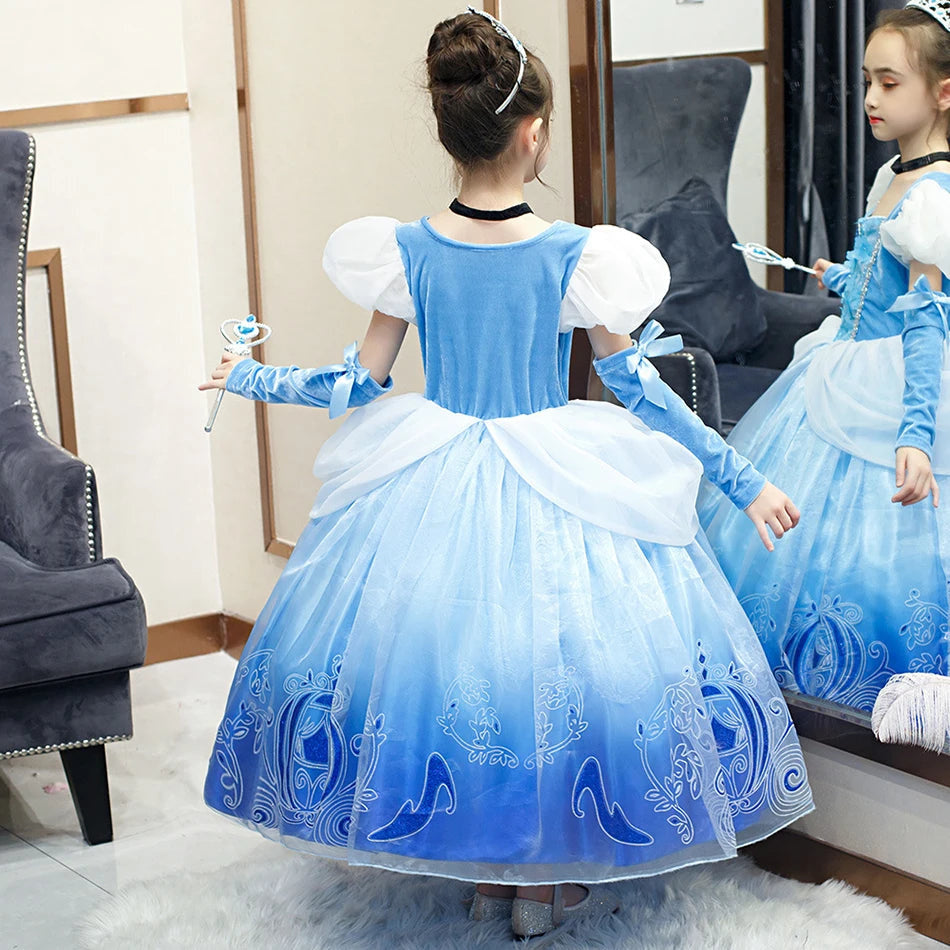 Fantasia Infantil Vestido Princesa de Baile Azul feita em poliéster, voil e malha, ideal para festas infantis e brincadeiras cheias de imaginação.
