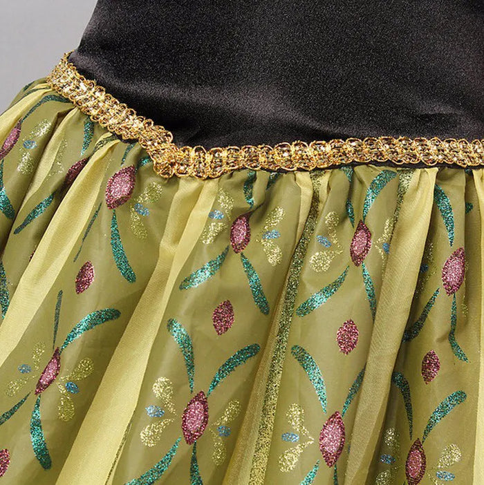 Fantasia Infantil Vestido Princesa Encantada Verde com vestido, coroa, varinha e peruca, feita em poliéster, ideal para festas infantis e brincadeiras mágicas.