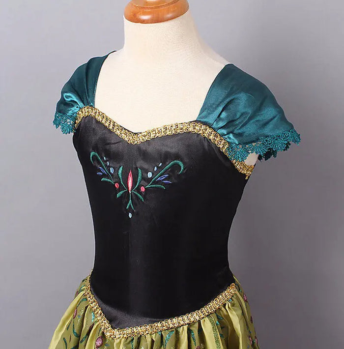 Fantasia Infantil Vestido Princesa Encantada Verde com vestido, coroa, varinha e peruca, feita em poliéster, ideal para festas infantis e brincadeiras mágicas.