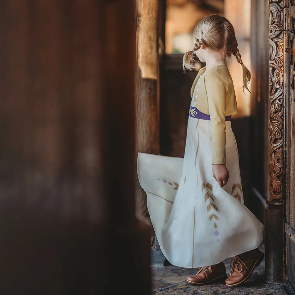 Fantasia Infantil Vestido Princesa Verde Encantada feita em poliéster, malha e algodão, ideal para festas infantis e brincadeiras cheias de imaginação.