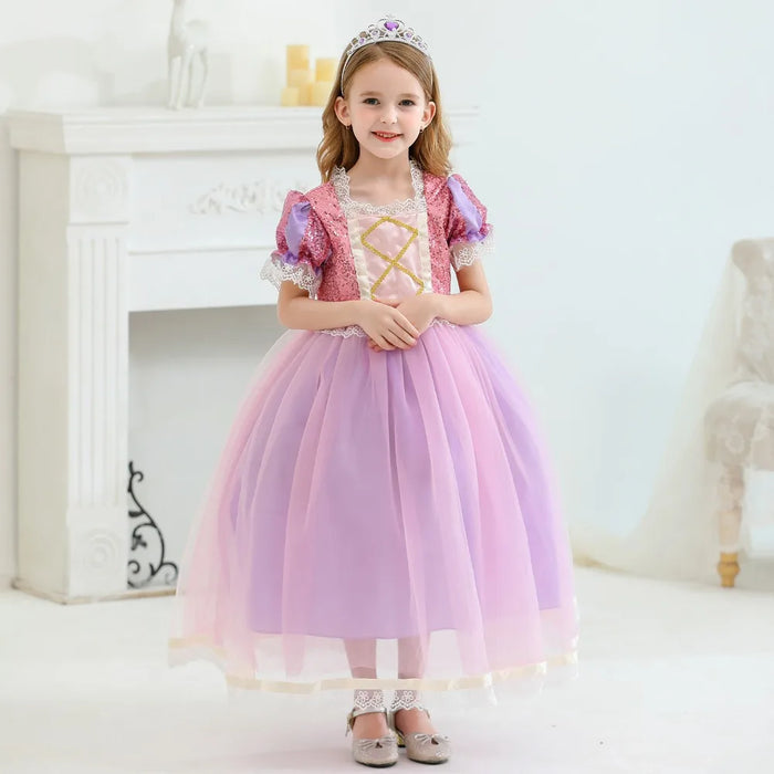 Fantasia Infantil Vestido Princesa Roxa da Torre com vestido, coroa e varinha mágica, feita em poliéster, malha e renda, perfeita para festas infantis.