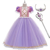 Fantasia Infantil Vestido Princesa Roxa da Torre com vestido, coroa e varinha mágica, feita em poliéster, malha e renda, perfeita para festas infantis.