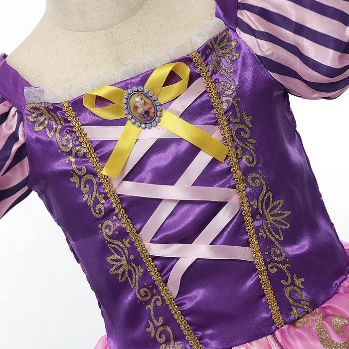 Fantasia Infantil Vestido Princesa Roxa Encantada com vestido, coroa, luvas, varinha e cabelo, feita em malha, algodão e poliéster, perfeita para festas infantis.