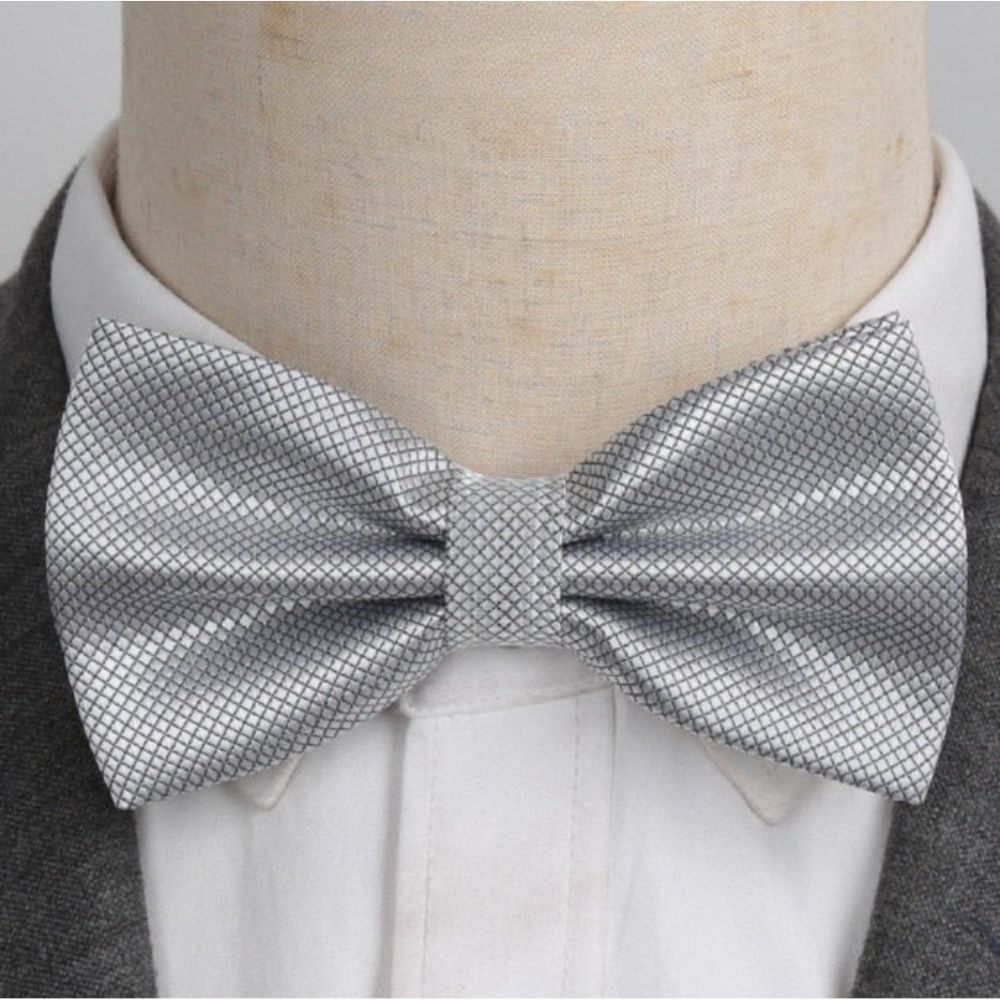 Gravata Borboleta Romenzi RZ453 com design elegante, acabamento premium e caimento perfeito para ocasiões especiais e looks sofisticados.