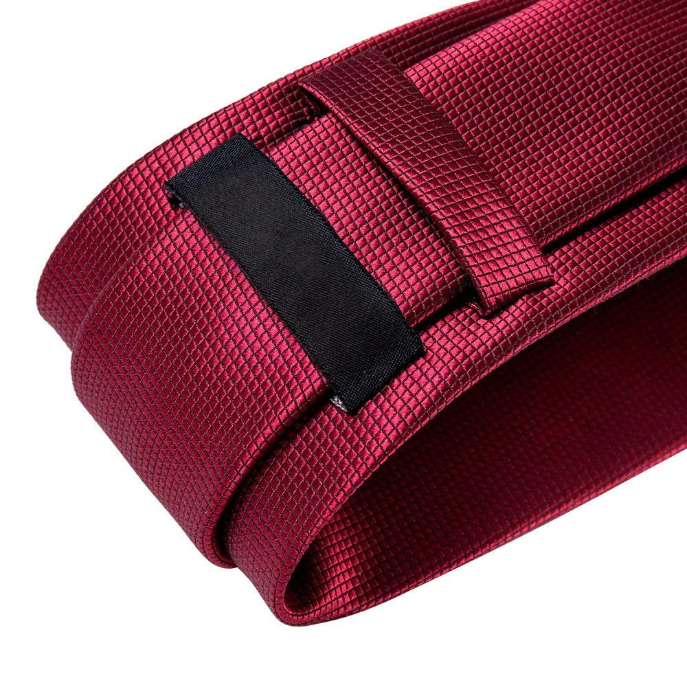 Gravata Romenzi Fortuna RZ451 com conjunto de broche e anel. Estilo refinado, toque acetinado e visual impactante para o homem moderno