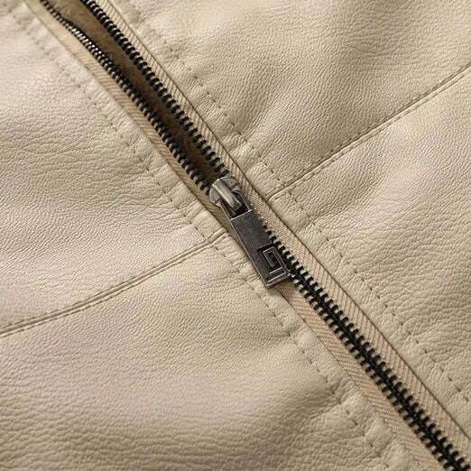 Jaqueta de Couro com Capuz Romenzi RZ155 com couro de alta qualidade, interior de veludo e capuz para funcionalidade e elegância refinada.