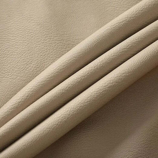 Jaqueta de Couro com Capuz Romenzi RZ155 com couro de alta qualidade, interior de veludo e capuz para funcionalidade e elegância refinada.