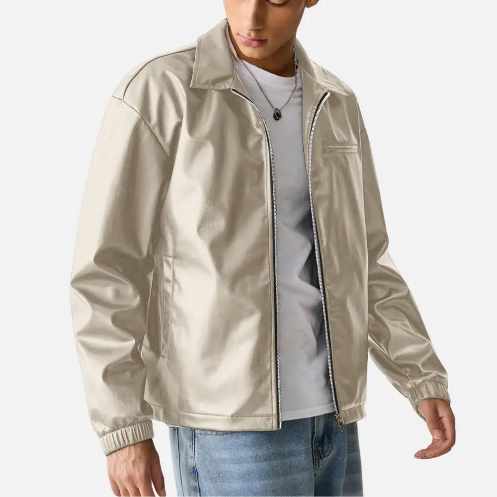 Jaqueta de Couro Masculina Romenzi RZ028 com design slim fit e acabamento refinado, ideal para estilo e praticidade.