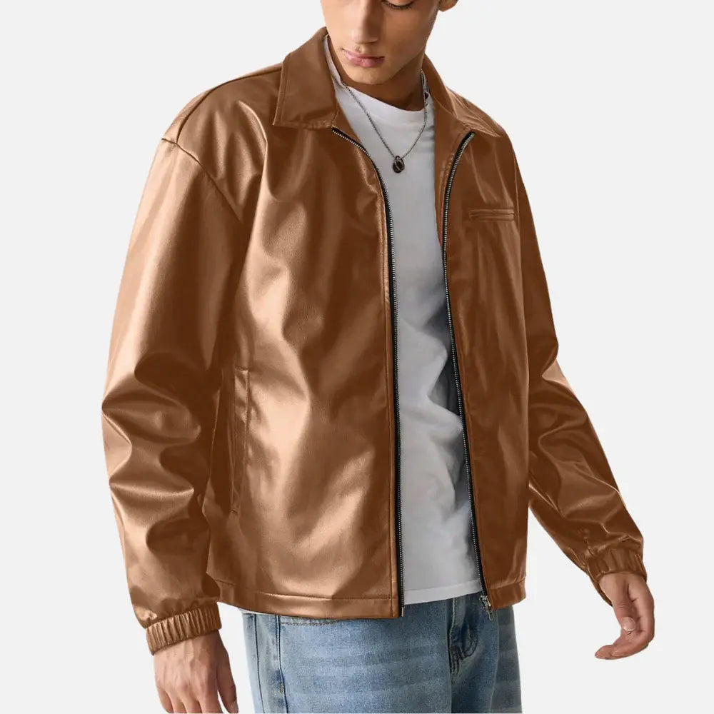 Jaqueta de Couro Masculina Romenzi RZ028 com design slim fit e acabamento refinado, ideal para estilo e praticidade.