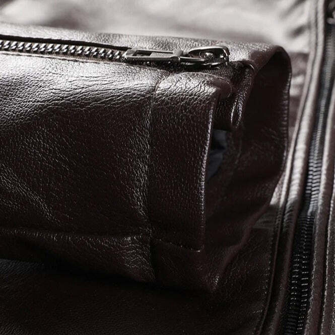 Jaqueta de Couro Masculina Romenzi RZ151 com design clássico, couro premium e caimento perfeito para um estilo sofisticado.