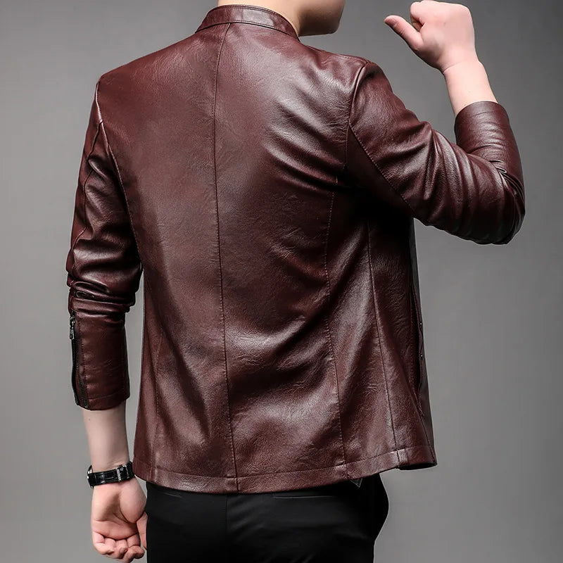 Jaqueta de Couro Masculina Romenzi RZ151 com design clássico, couro premium e caimento perfeito para um estilo sofisticado.
