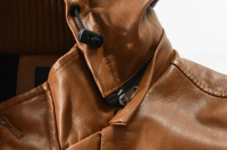 Jaqueta Longa de Couro com Capuz Masculina Romenzi RZ152 em couro premium, com costuras reforçadas e capuz removível para um visual elegante e funcional.