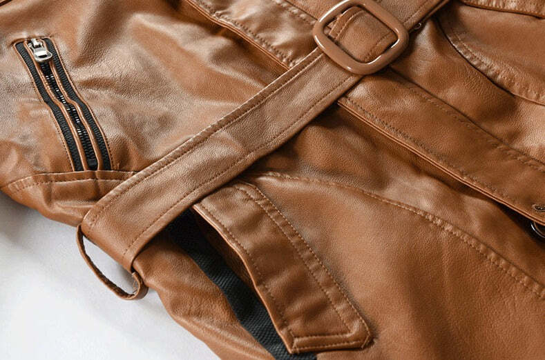 Jaqueta Longa de Couro com Capuz Masculina Romenzi RZ152 em couro premium, com costuras reforçadas e capuz removível para um visual elegante e funcional.