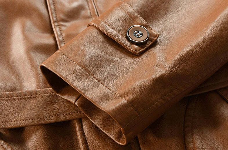 Jaqueta Longa de Couro com Capuz Masculina Romenzi RZ152 em couro premium, com costuras reforçadas e capuz removível para um visual elegante e funcional.