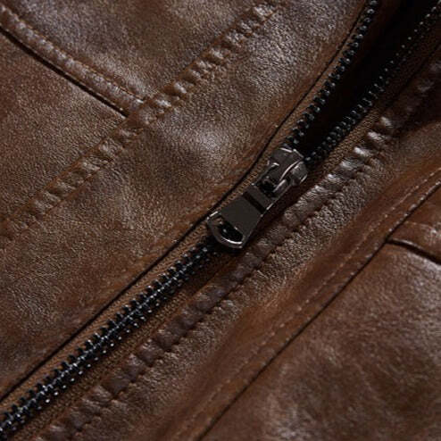 Jaqueta Masculina de Couro Original Romenzi RZ125 em couro genuíno com capuz removível, design elegante e qualidade premium, perfeita para conforto e estilo.