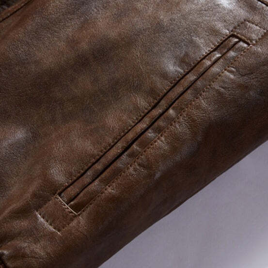 Jaqueta Masculina de Couro Original Romenzi RZ125 em couro genuíno com capuz removível, design elegante e qualidade premium, perfeita para conforto e estilo.