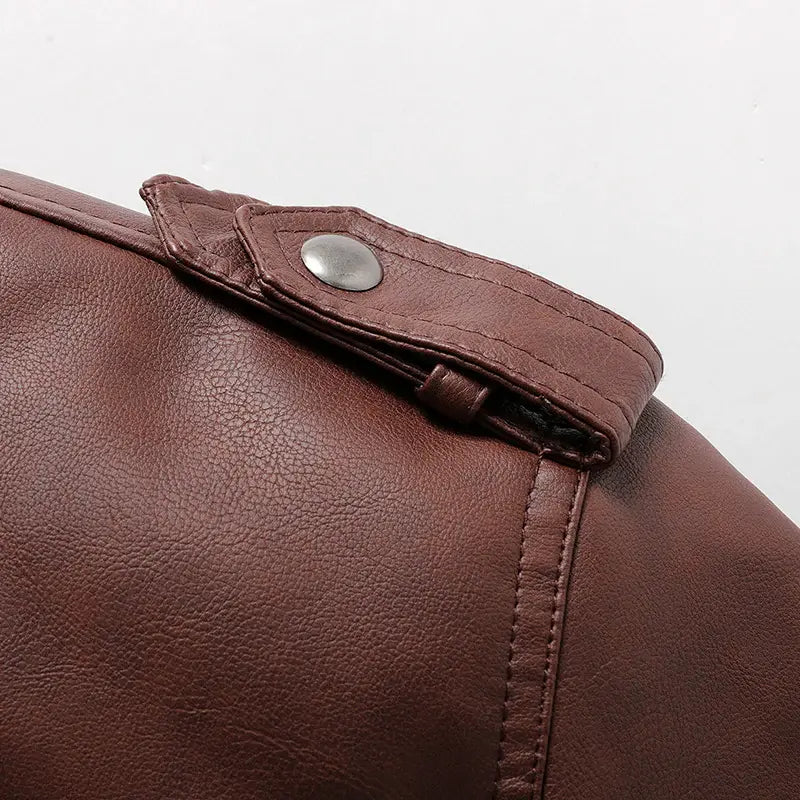 Jaqueta Masculina de Couro Original Romenzi RZ125 em couro genuíno com capuz removível, design elegante e qualidade premium, perfeita para conforto e estilo.