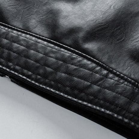 Jaqueta Masculina de Couro Original Romenzi RZ158 confeccionada em couro premium, com costuras reforçadas e design clássico e versátil.