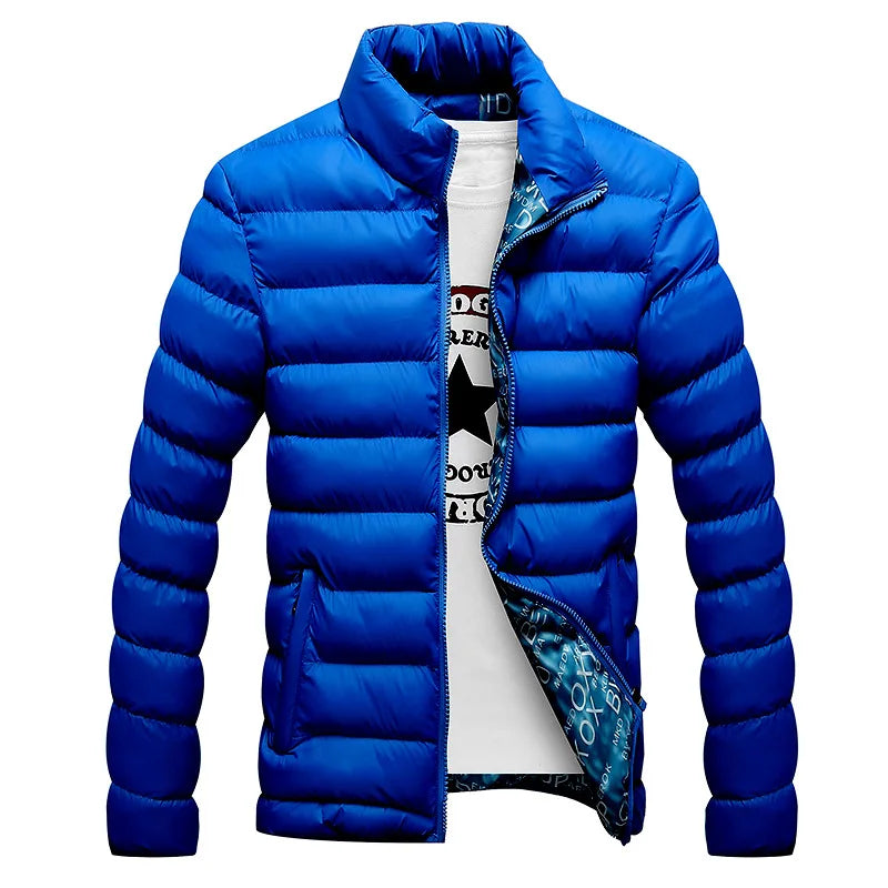 Jaqueta Masculina Joreh Romenzi RZ198 com design moderno, forro azul e escritas brancas, ideal para aquecer e proteger com estilo.