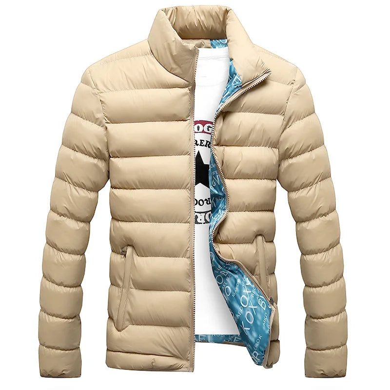 Jaqueta Masculina Joreh Romenzi RZ198 com design moderno, forro azul e escritas brancas, ideal para aquecer e proteger com estilo.