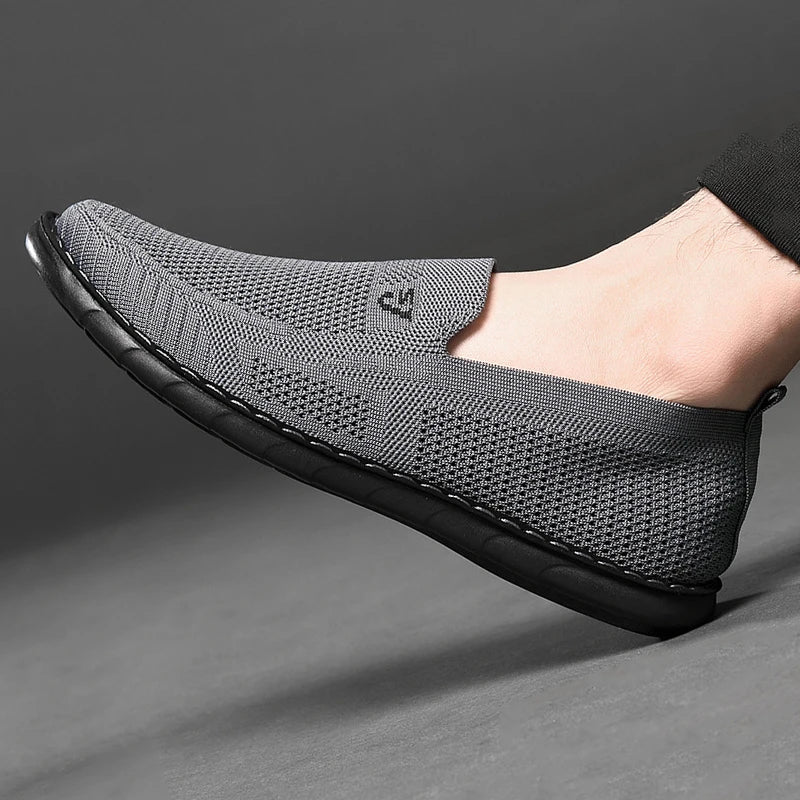 Mocassim Masculino Aero Romenzi RZ730 em detalhe, mocassim leve em materiais de alta qualidade que oferece conforto, durabilidade e estilo sofisticado.
