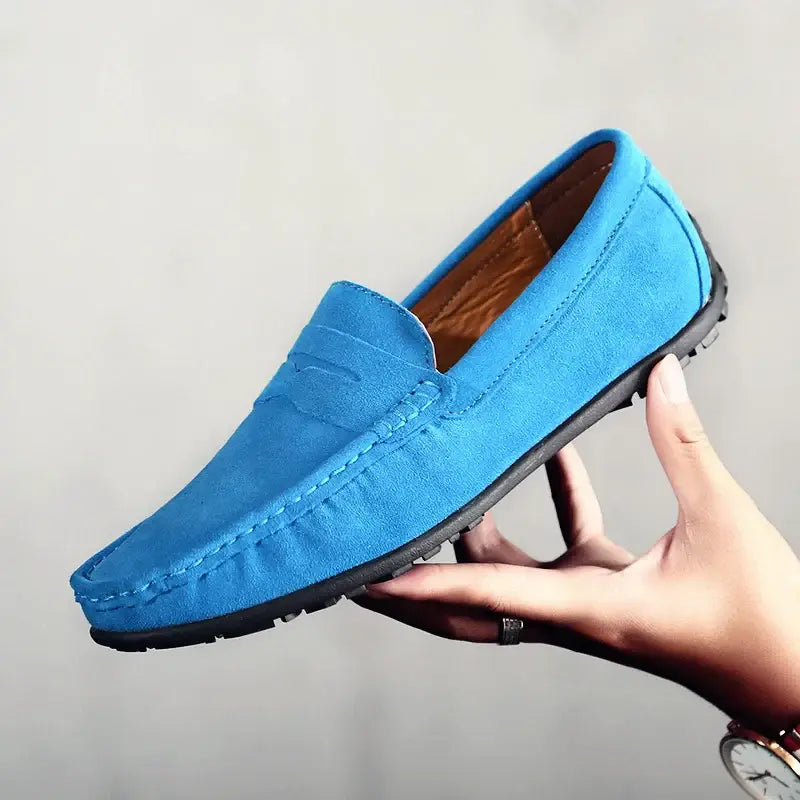 Mocassim masculino feito em camurça premium, com solado flexível e acabamento clássico. Ideal para conforto e estilo em diversas ocasiões.