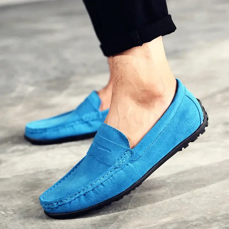 Mocassim masculino feito em camurça premium, com solado flexível e acabamento clássico. Ideal para conforto e estilo em diversas ocasiões.