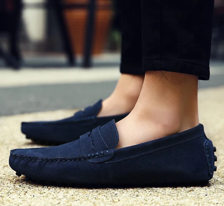 Mocassim masculino feito em camurça premium, com solado flexível e acabamento clássico. Ideal para conforto e estilo em diversas ocasiões.
