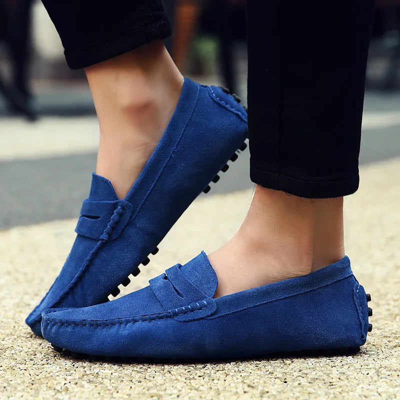 Mocassim masculino feito em camurça premium, com solado flexível e acabamento clássico. Ideal para conforto e estilo em diversas ocasiões.