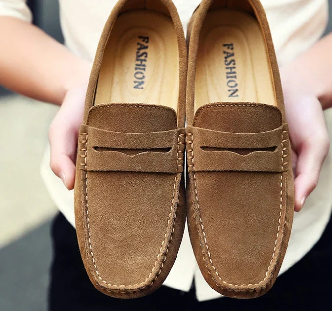 Mocassim masculino feito em camurça premium, com solado flexível e acabamento clássico. Ideal para conforto e estilo em diversas ocasiões.