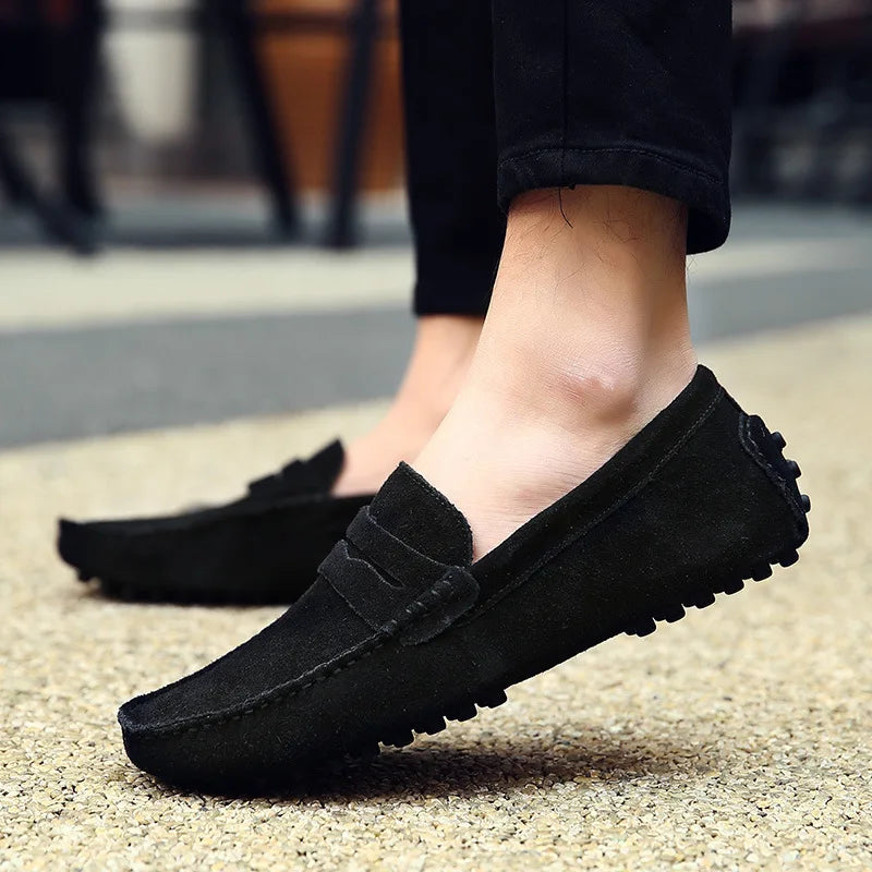 Mocassim masculino feito em camurça premium, com solado flexível e acabamento clássico. Ideal para conforto e estilo em diversas ocasiões.