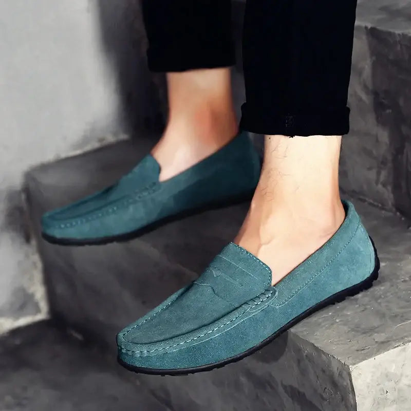 Mocassim masculino feito em camurça premium, com solado flexível e acabamento clássico. Ideal para conforto e estilo em diversas ocasiões.