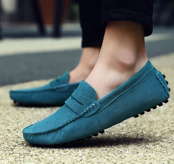 Mocassim masculino feito em camurça premium, com solado flexível e acabamento clássico. Ideal para conforto e estilo em diversas ocasiões.