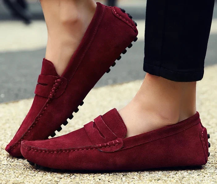 Mocassim masculino feito em camurça premium, com solado flexível e acabamento clássico. Ideal para conforto e estilo em diversas ocasiões.