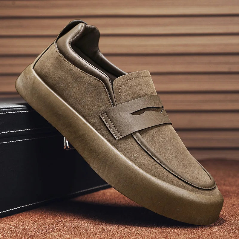 Mocassim masculino em camurça premium, com solado antiderrapante e palmilha acolchoada. Design refinado e versátil para ocasiões diversas.