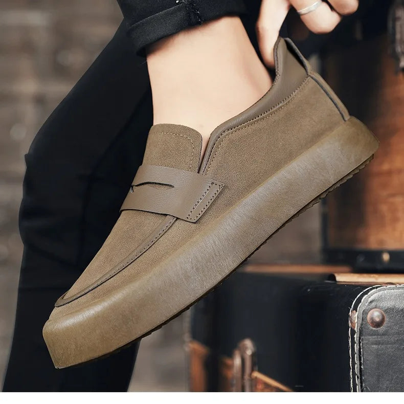 Mocassim masculino em camurça premium, com solado antiderrapante e palmilha acolchoada. Design refinado e versátil para ocasiões diversas.