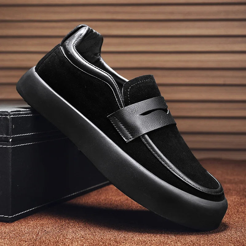 Mocassim masculino em camurça premium, com solado antiderrapante e palmilha acolchoada. Design refinado e versátil para ocasiões diversas.