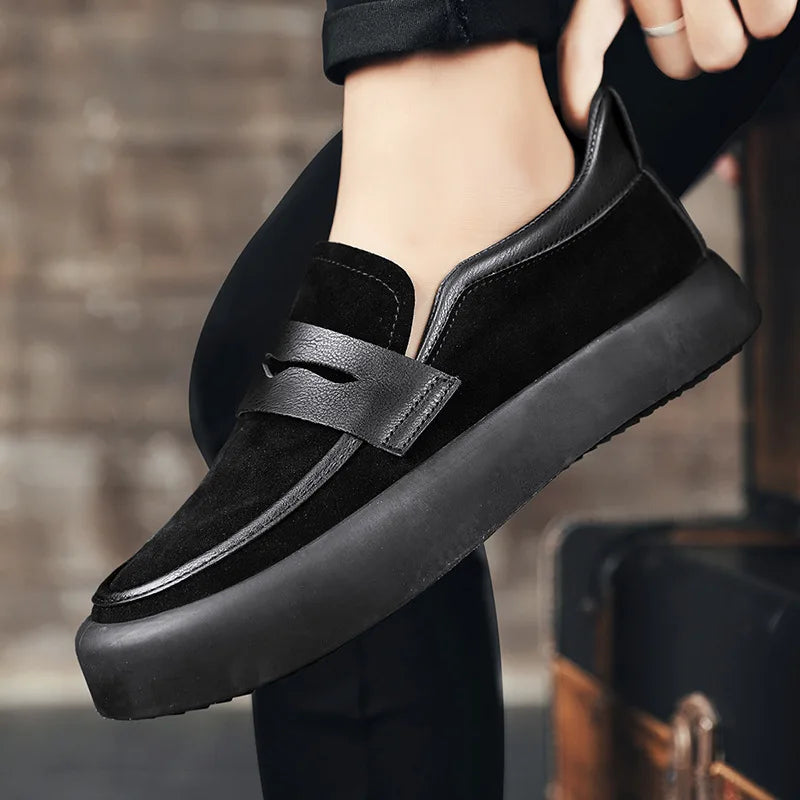 Mocassim masculino em camurça premium, com solado antiderrapante e palmilha acolchoada. Design refinado e versátil para ocasiões diversas.