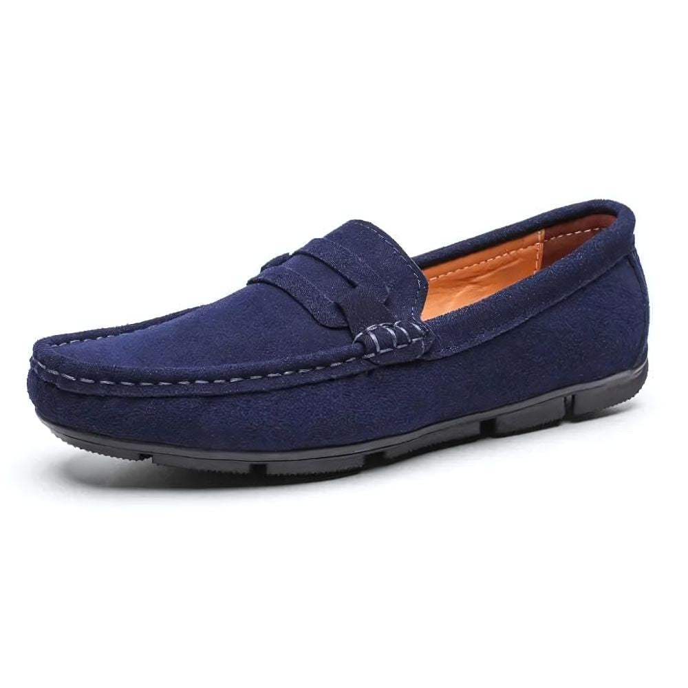 Mocassim Masculino de Camurça Romenzi RZ728 fotografado em detalhe, calçado elegante e resistente, feito em camurça premium para estilo casual ou social.