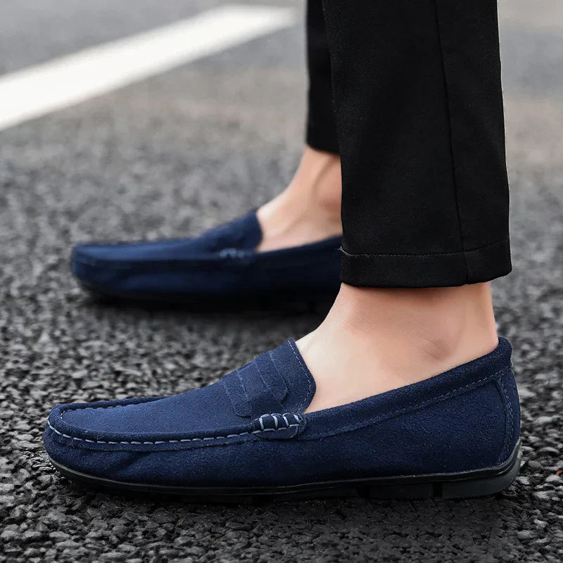 Mocassim Masculino de Camurça Romenzi RZ728 fotografado em detalhe, calçado elegante e resistente, feito em camurça premium para estilo casual ou social.