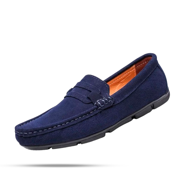 Mocassim Masculino de Camurça Romenzi RZ728 fotografado em detalhe, calçado elegante e resistente, feito em camurça premium para estilo casual ou social.