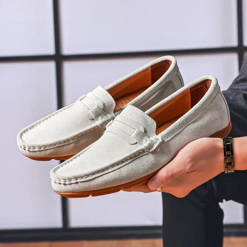 Mocassim Masculino de Camurça Romenzi RZ728 fotografado em detalhe, calçado elegante e resistente, feito em camurça premium para estilo casual ou social.