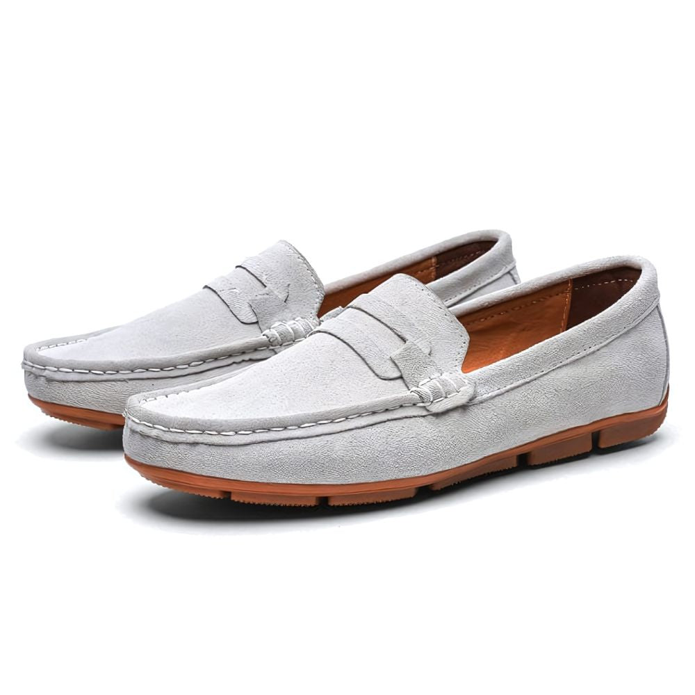 Mocassim Masculino de Camurça Romenzi RZ728 fotografado em detalhe, calçado elegante e resistente, feito em camurça premium para estilo casual ou social.