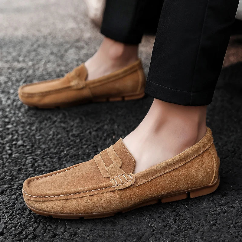 Mocassim Masculino de Camurça Romenzi RZ728 fotografado em detalhe, calçado elegante e resistente, feito em camurça premium para estilo casual ou social.