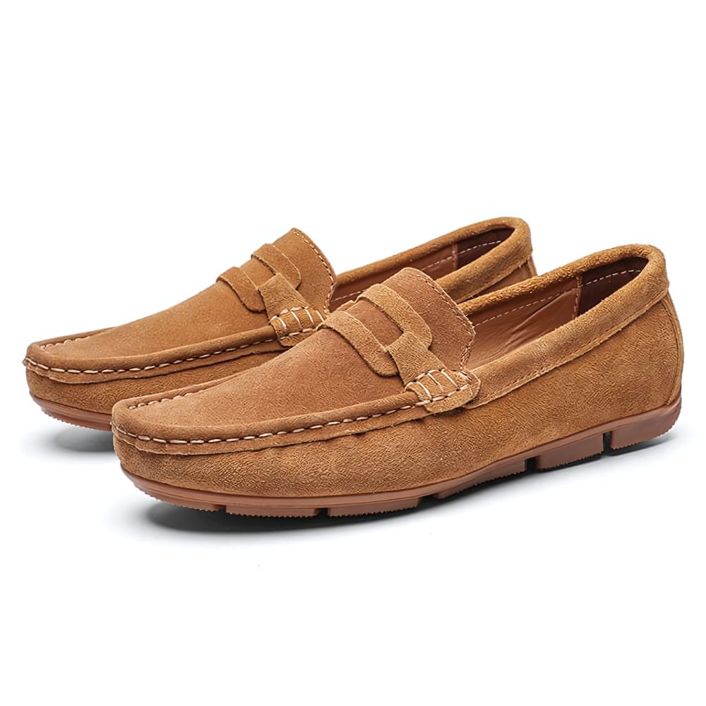 Mocassim Masculino de Camurça Romenzi RZ728 fotografado em detalhe, calçado elegante e resistente, feito em camurça premium para estilo casual ou social.