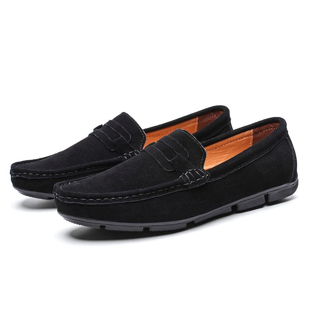 Mocassim Masculino de Camurça Romenzi RZ728 fotografado em detalhe, calçado elegante e resistente, feito em camurça premium para estilo casual ou social.
