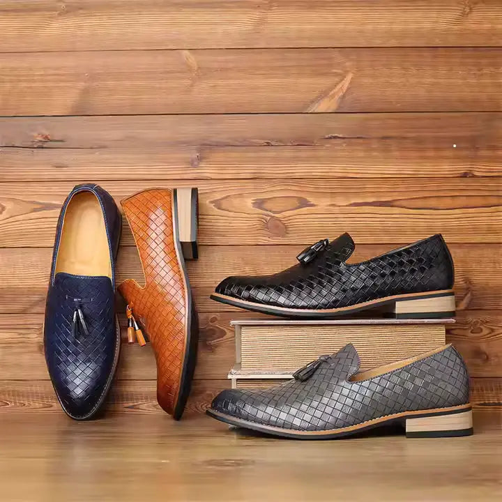 Mocassim masculino em couro legítimo com palmilha acolchoada, solado flexível e design versátil. Conforto e estilo para diversas ocasiões.